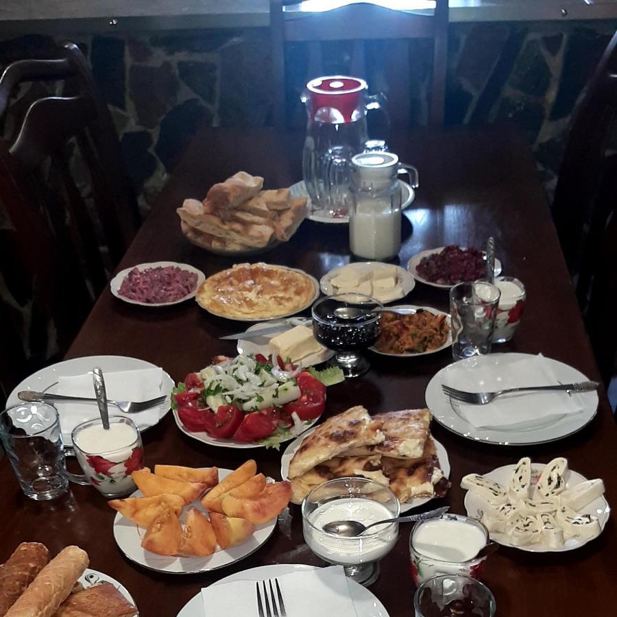 Guesthouse "Megi" Mestia Zewnętrze zdjęcie